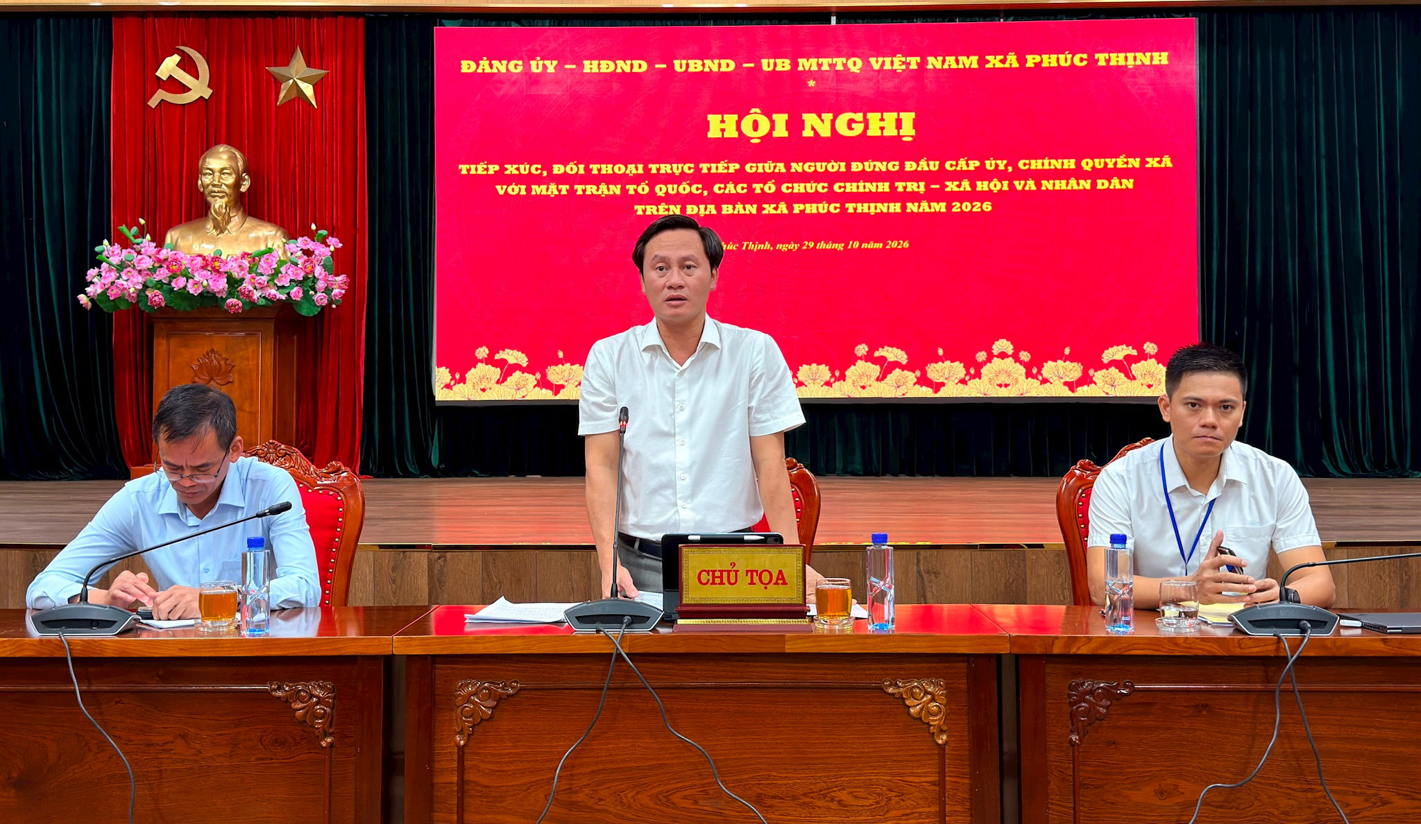 Bí thư Đảng ủy, Chủ tịch HĐND xã Phúc Thịnh Hoàng Hải Đăng phát biểu tại hội nghị đối thoại. Ảnh: Thanh Hà