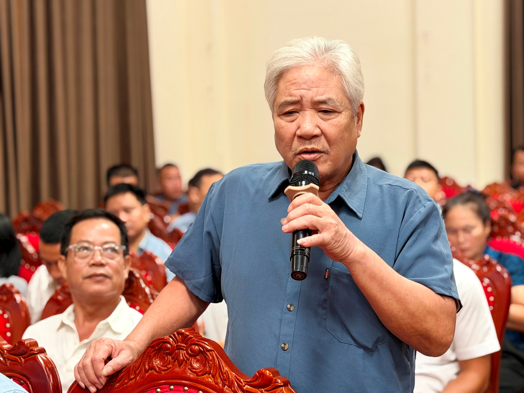 Người dân nêu ý kiến tại hội nghị. Ảnh: Thanh Hà