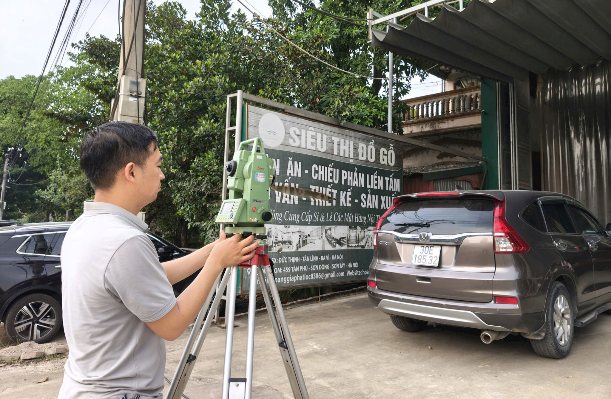 Các thành viên đoàn kiểm tra ghi nhận hiện trạng, làm cơ sở đánh giá và xử lý những vi phạm theo quy định. Ảnh: Thùy Nam