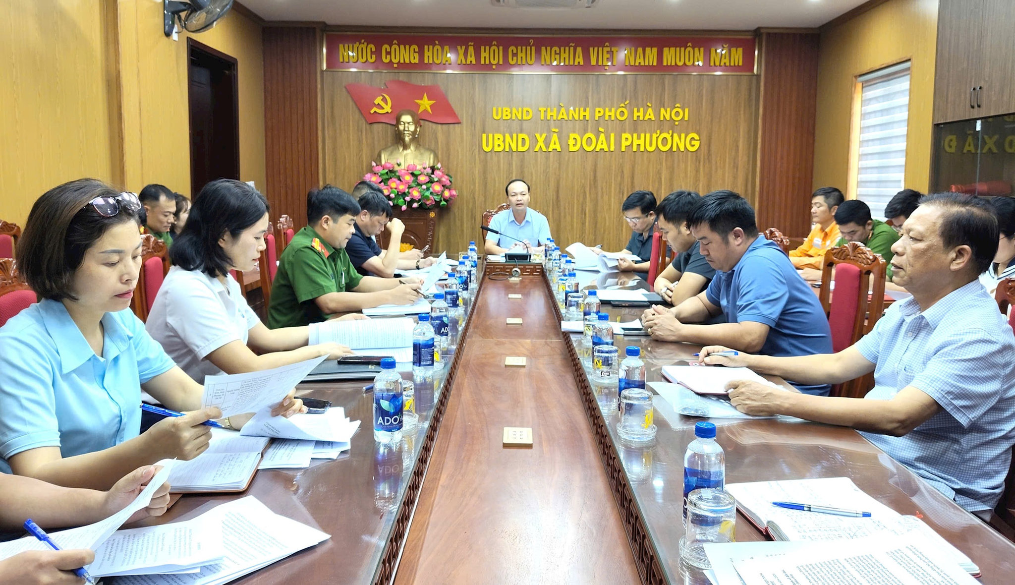 Phó chủ tịch UBND xã Đoài Phương phân công nhiệm vụ cho các thành viên tổ công tác. Ảnh: Thùy N