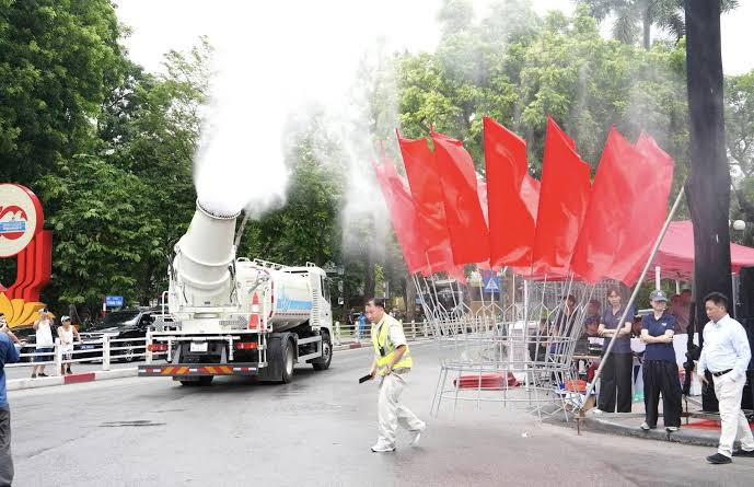 Thành phố Hà Nội chỉ đạo các đơn vị vệ sinh môi trường tăng cường phun sương trong những ngày chất lượng không khí bị ô nhiễm. Ảnh ST