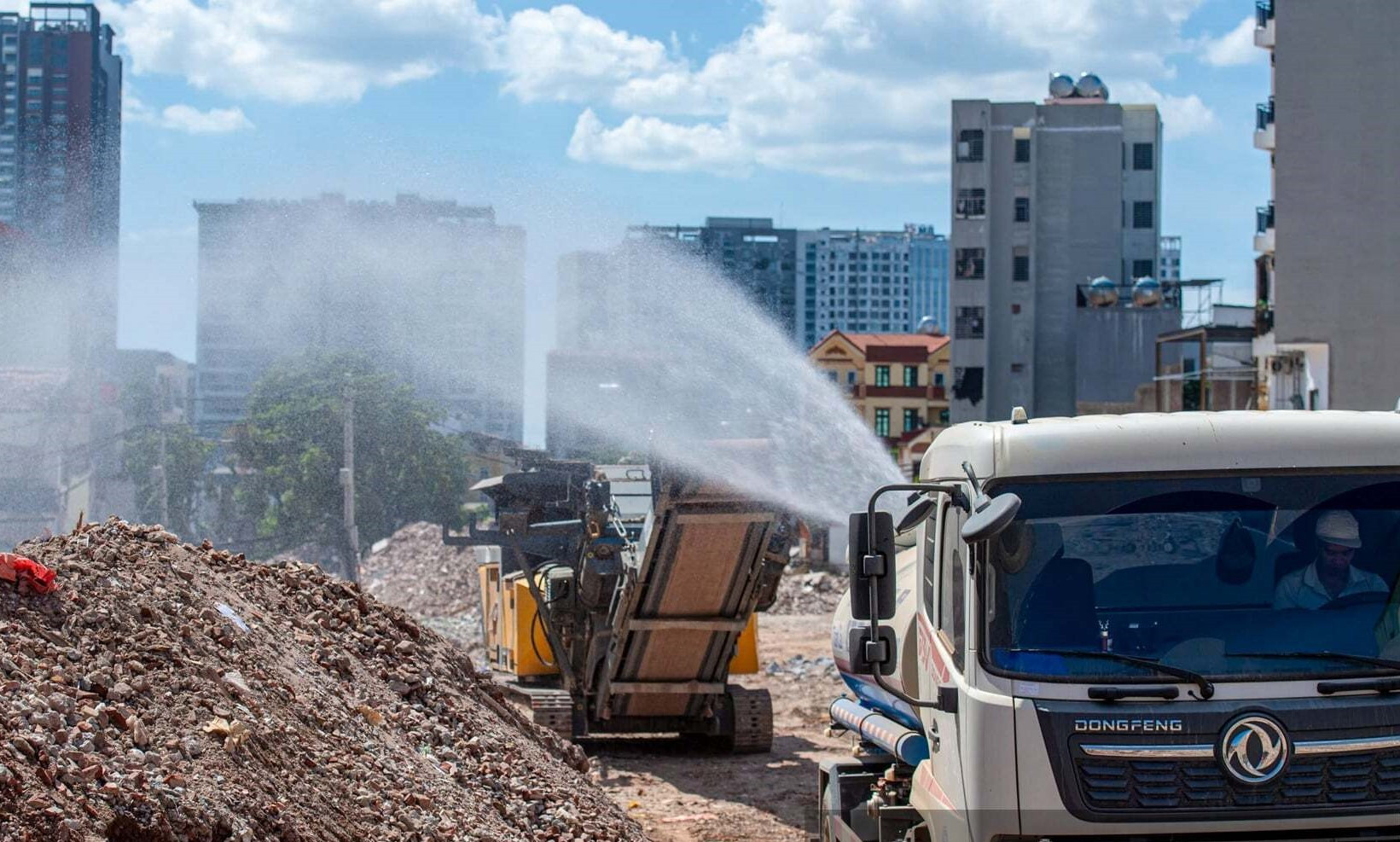 Các công trình xây dựng phải có biện pháp hạn chế phát sinh bụi mịn ra môi trường. Ảnh ST