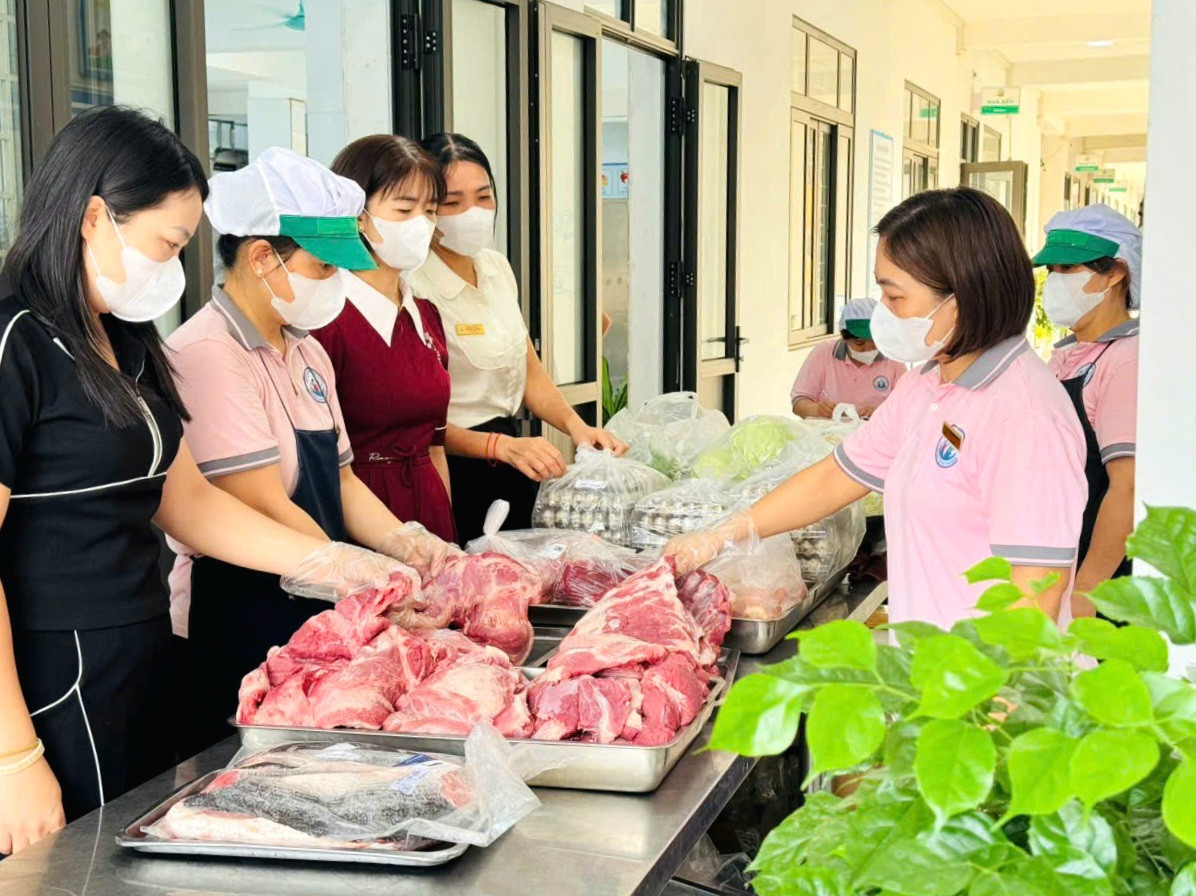 Giám sát ATTP tại bếp ăn Trường Mầm non Ngô Thì Nhậm. Ảnh: PV