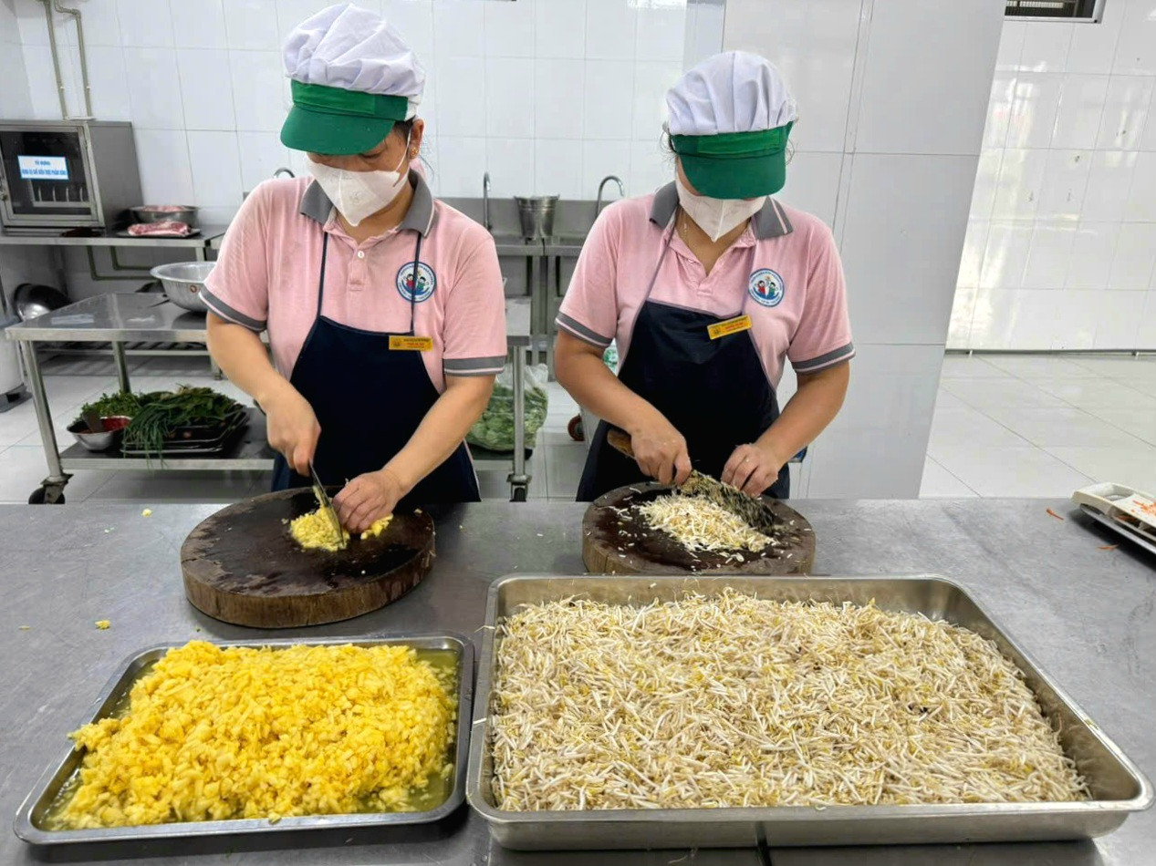 Chế biến thức ăn tại Trường Mầm non Ngô Thì Nhậm. Ảnh: PV