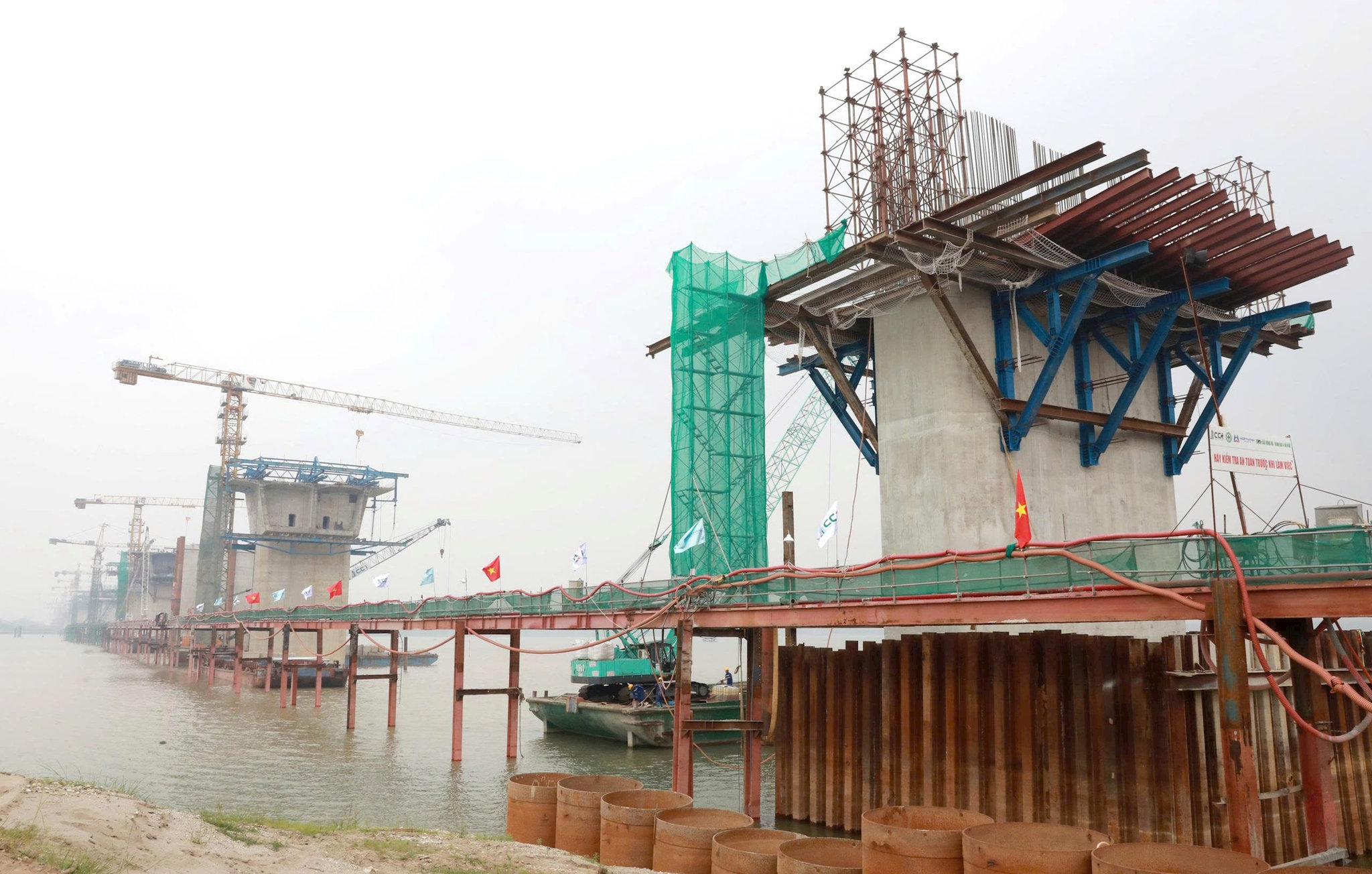 Các dự án cầu vượt sông Hồng, sông Đuống đang tích cực được triển khai. Ảnh: Tùng Nguyễn.