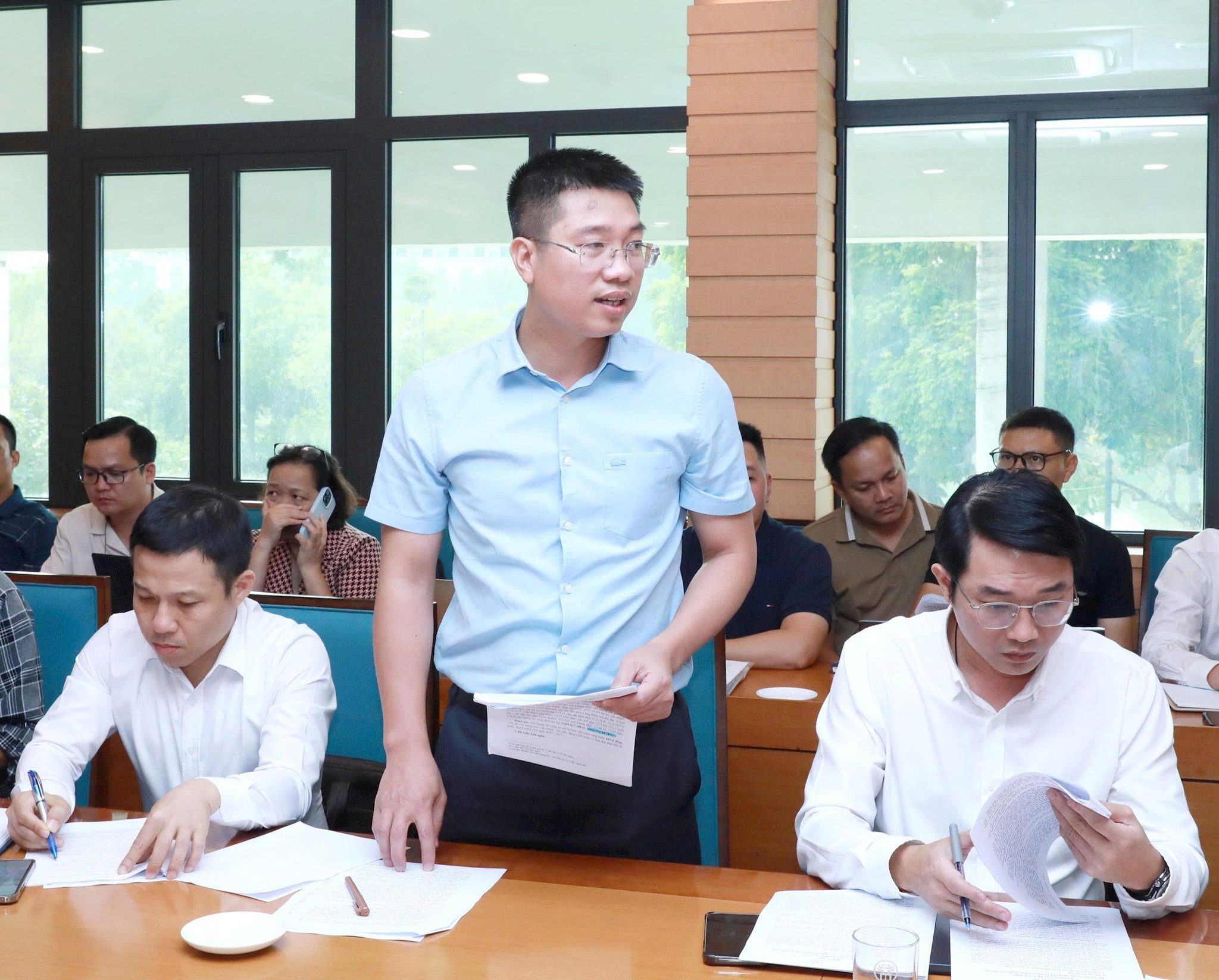 Đại diện sở, ban, ngành, chủ đầu tư báo cáo tại cuộc họp. Ảnh: Tùng Nguyễn.