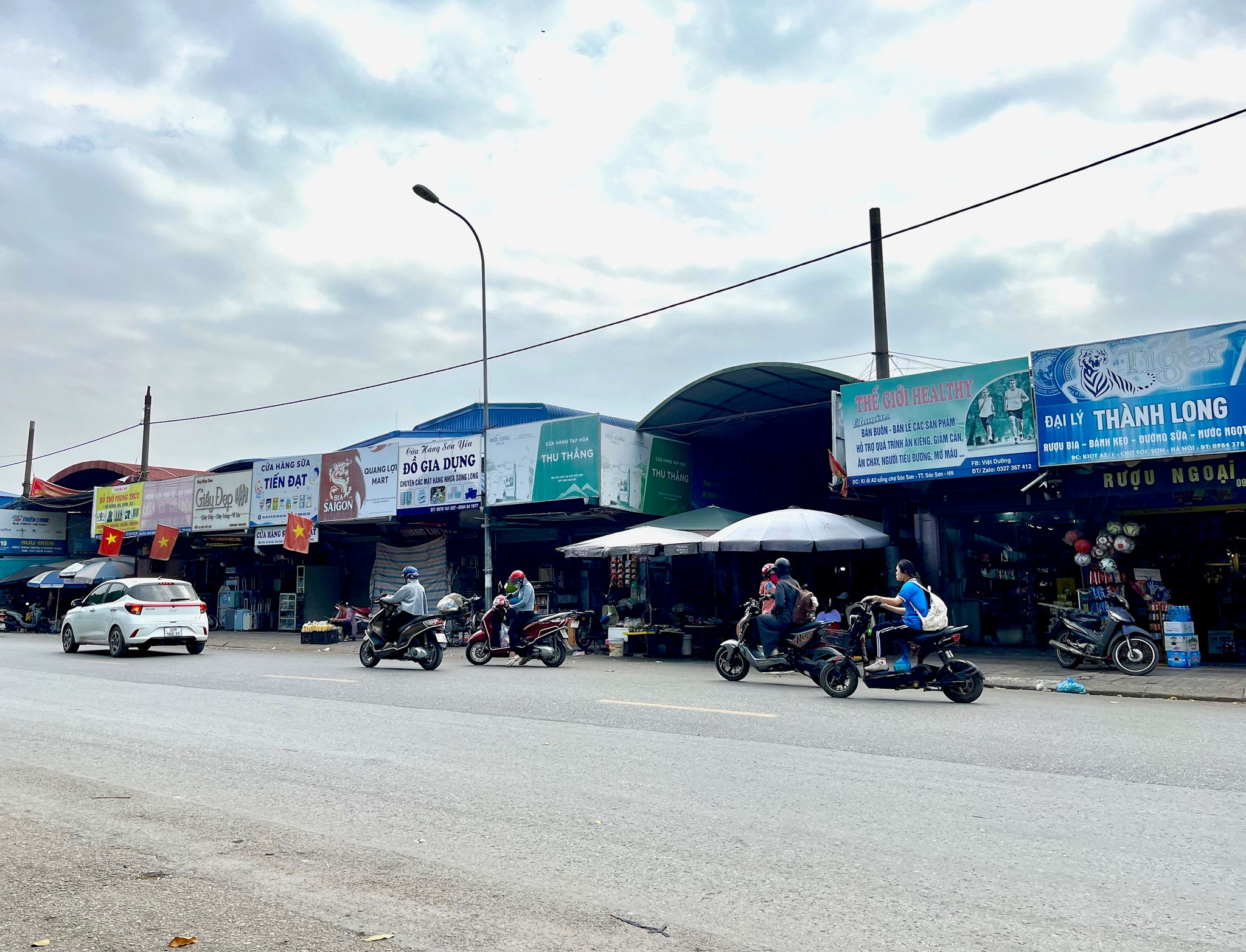 Khu chợ trung tâm xã Sóc Sơn. Ảnh: Tùng Nguyễn.