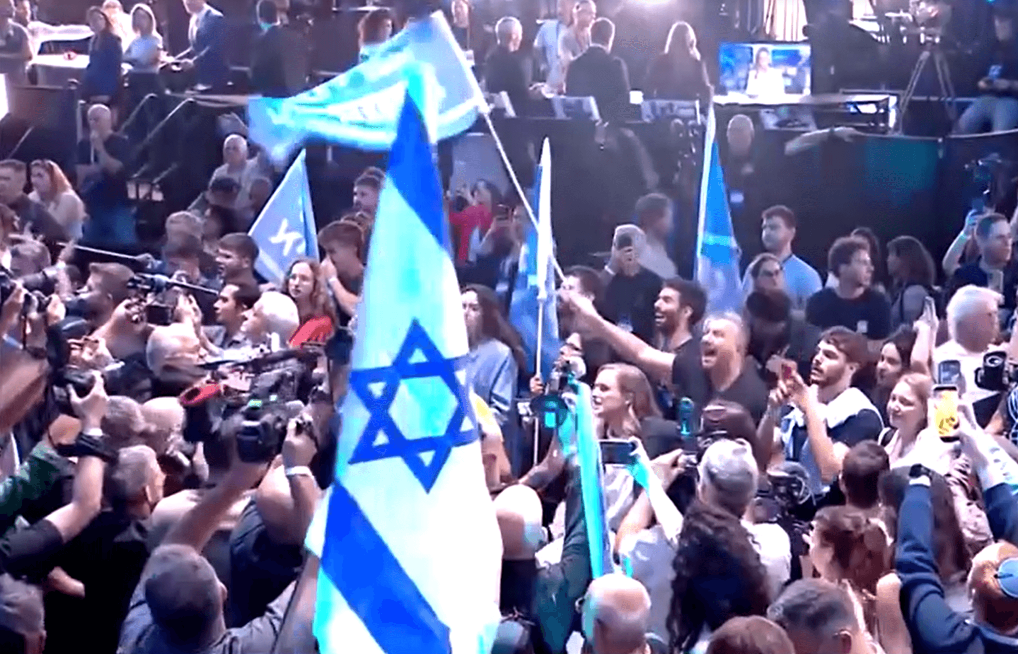 nhung-nguoi-ung-ho-thu-tuong-israel-benjamin-netanyahu-va-lanh-dao-dang-yashar-gadi-eisenkot-theo-doi-ket-qua-tham-do-sau-bo-phieu.-anh-reuters.png