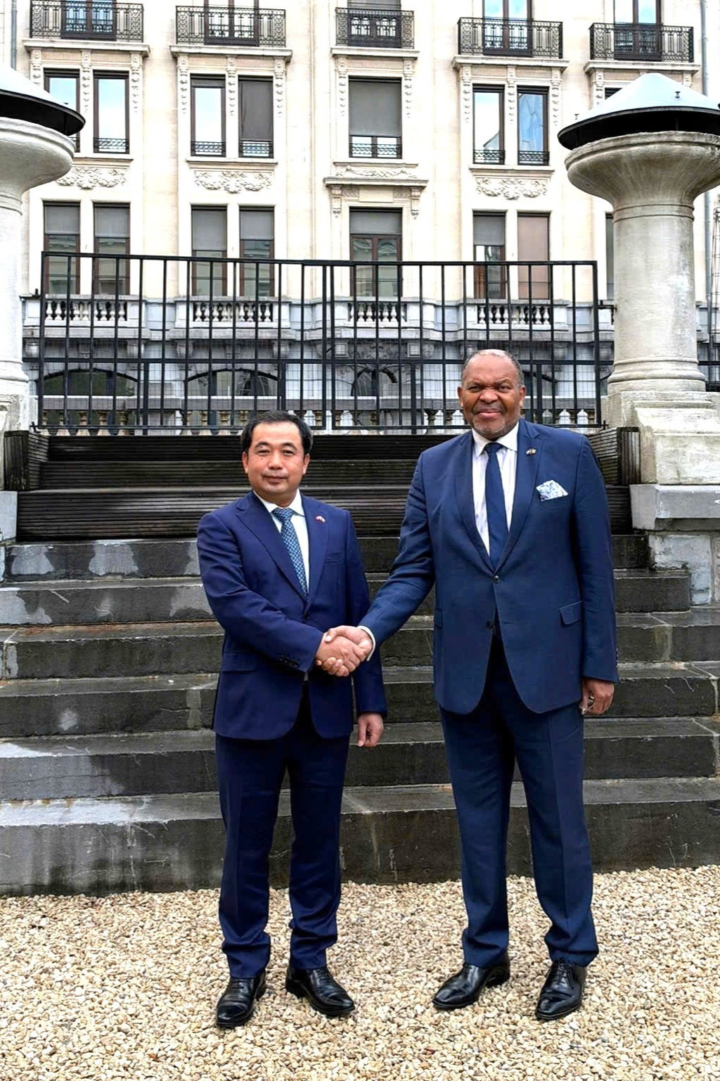 bi-thu-thanh-uy-ha-noi-tran-duc-thang-va-ngai-bertin-mampaka-mankamba-chu-tich-nghi-vien-vung-thu-do-brussels.jpg