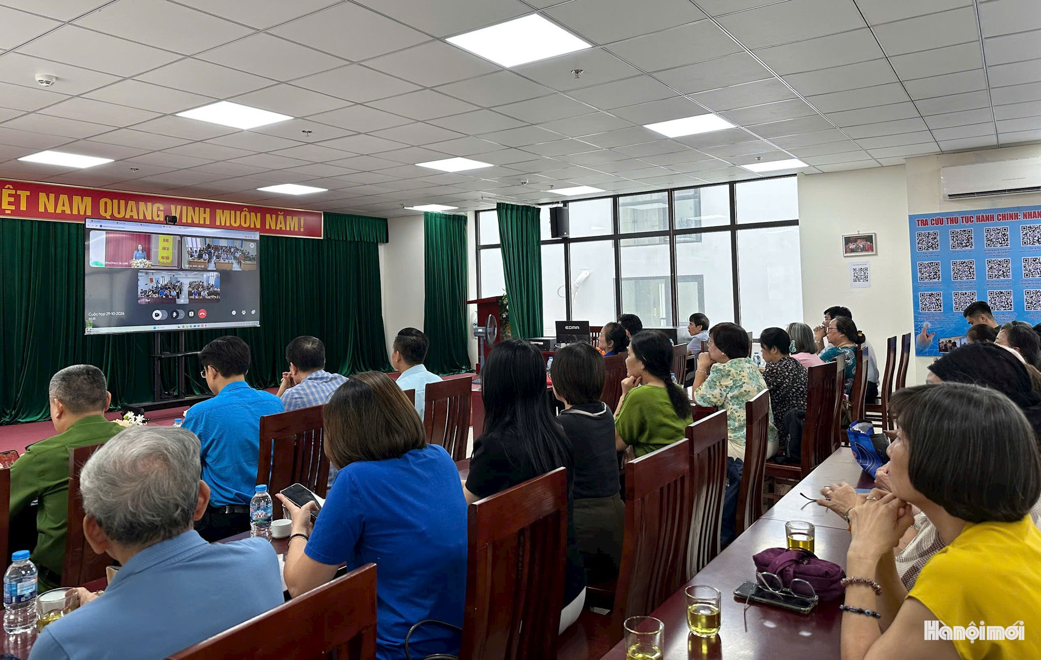 Hội nghị được kết nối trực tuyến tại nhà họp tổ dân phố số 2 và 23. Ảnh: Vân Nhi