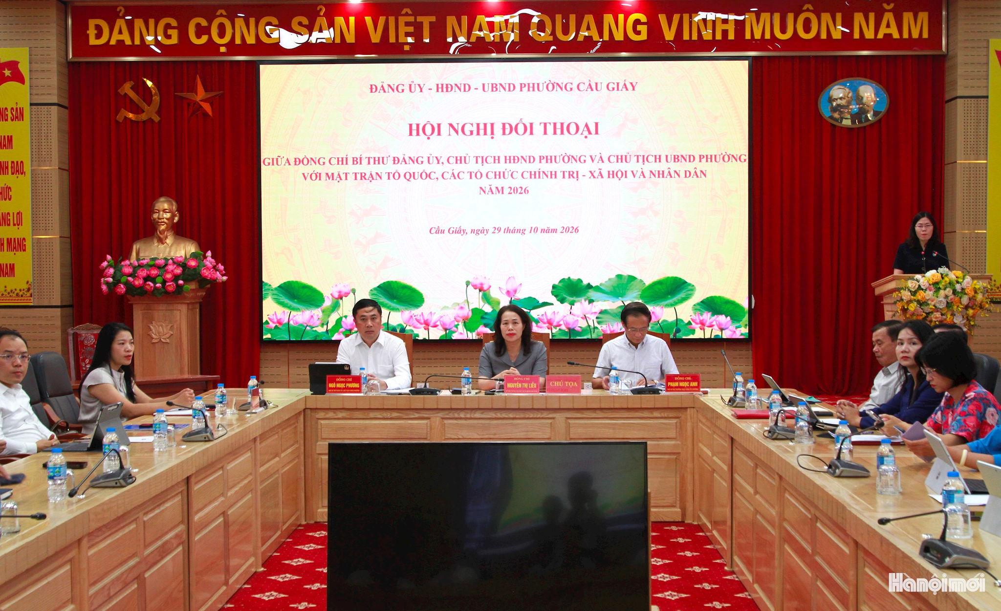 Lãnh đạo phường Cầu Giấy tham gia đối thoại với các tổ chức chính trị xã hội và nhân dân tại điểm cầu chính trụ sở Đảng ủy, HĐND, Ủy ban MTTQ Việt Nam phường. Ảnh: Vân Nhi