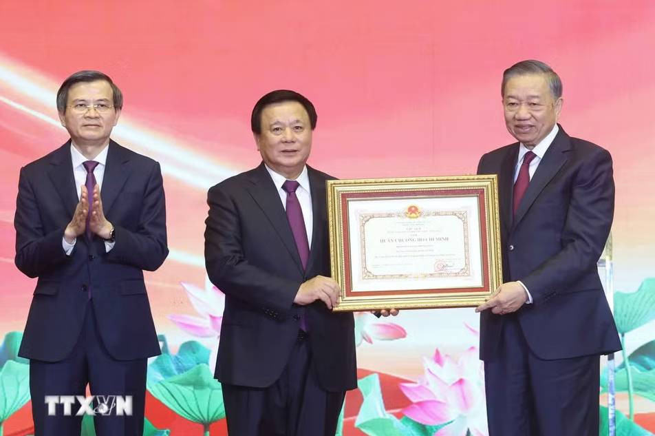 Tổng Bí thư, Chủ tịch nước Tô Lâm trao Huân chương Hồ Chí Minh tặng Hội đồng Lý luận Trung ương. Ảnh: Thống Nhất/TTXVN