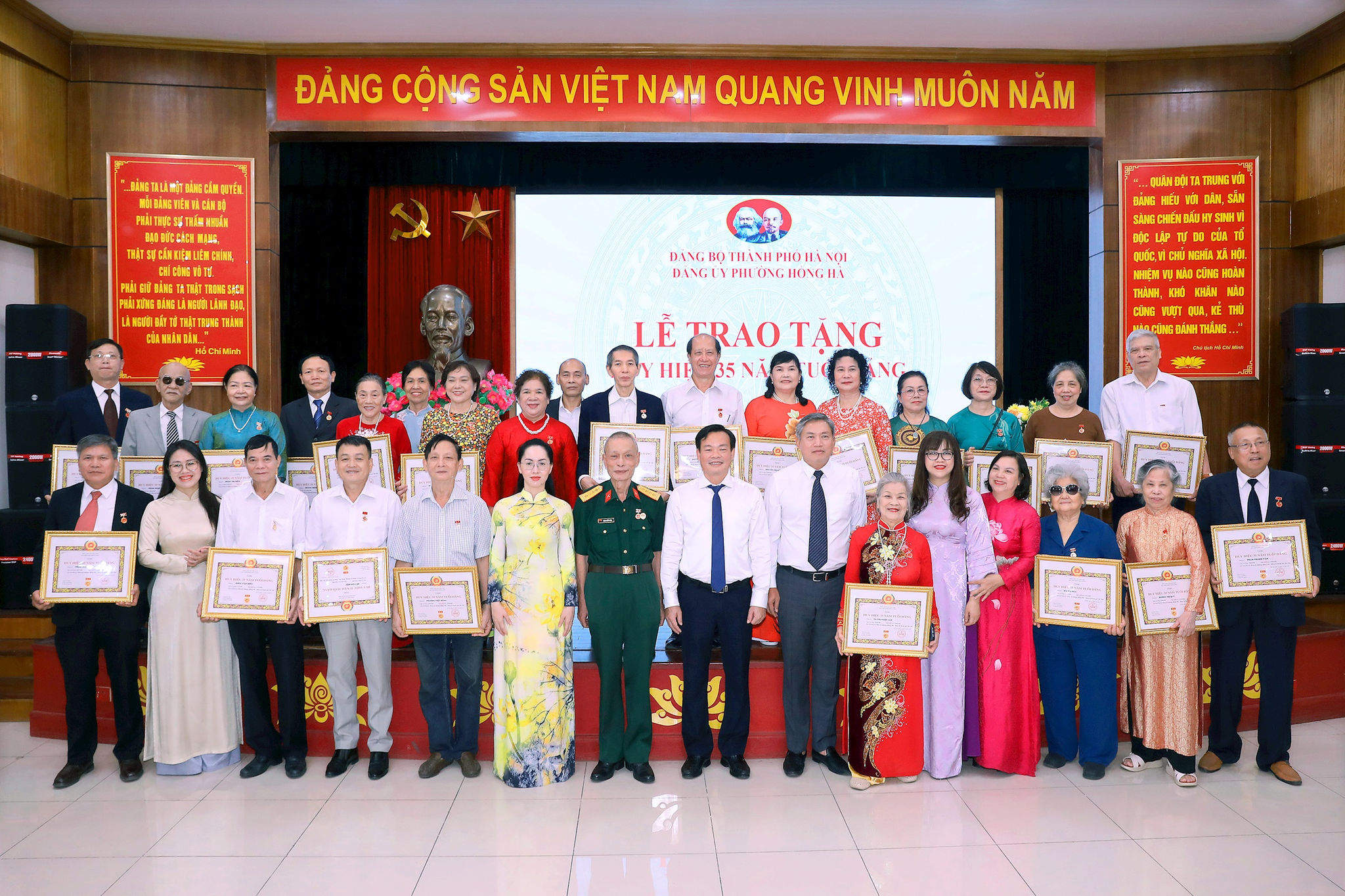 Phường Hồng Hà: Trao tặng, truy tặng Huy hiệu 35 năm tuổi Đảng cho 469 đảng viên