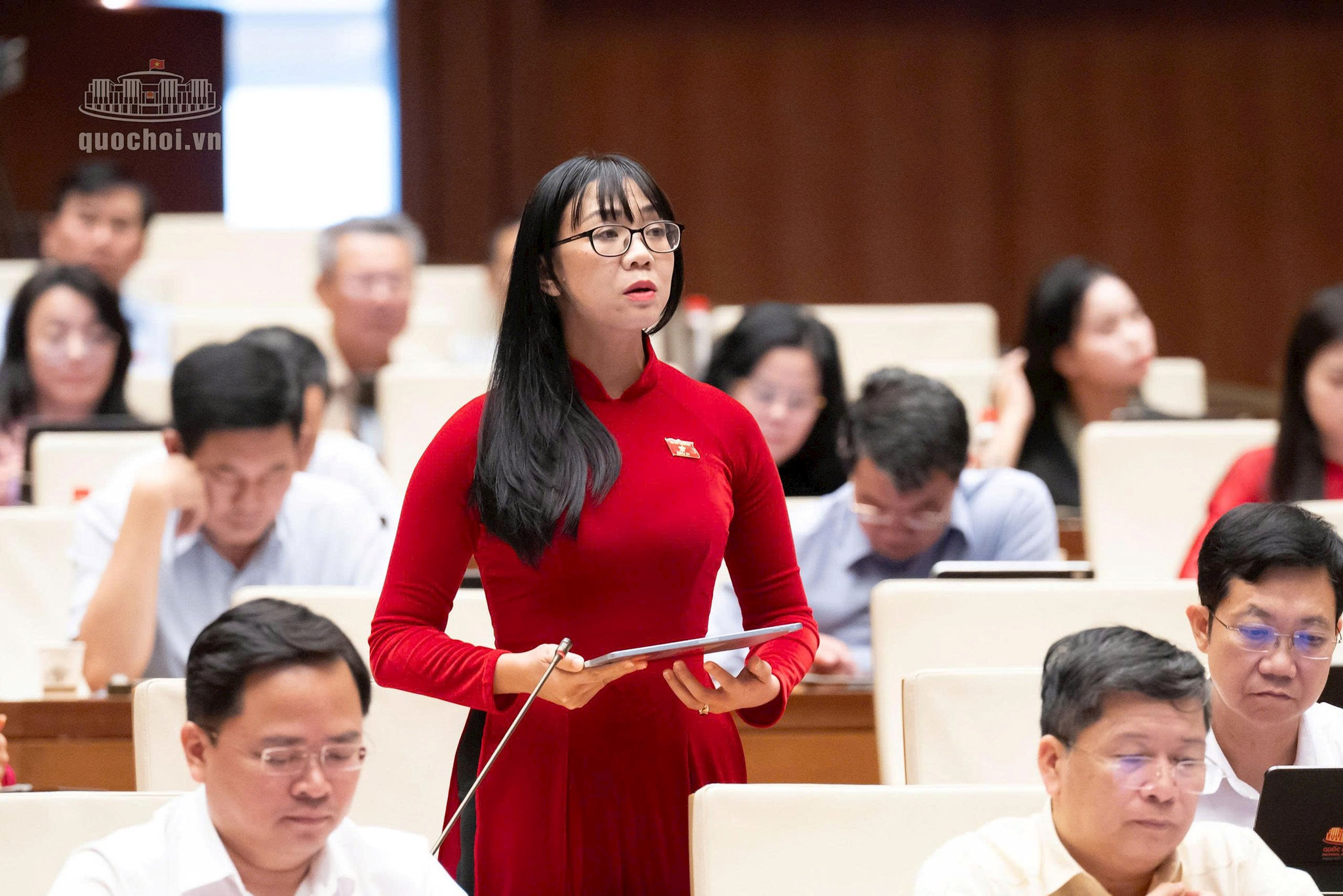 Đại biểu Trịnh Thị Tú Anh (Đoàn Lâm Đồng) tham gia thảo luận. Ảnh: quochoi.vn