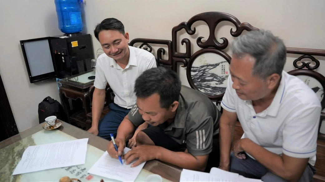 Giám đốc Trung tâm Dịch vụ tổng hợp xã Dương Hòa Trần Hữu Tâm phối hợp với ban lãnh đạo thôn tuyên truyền trên địa bàn thôn Cát Quế 5. Ảnh: CN
