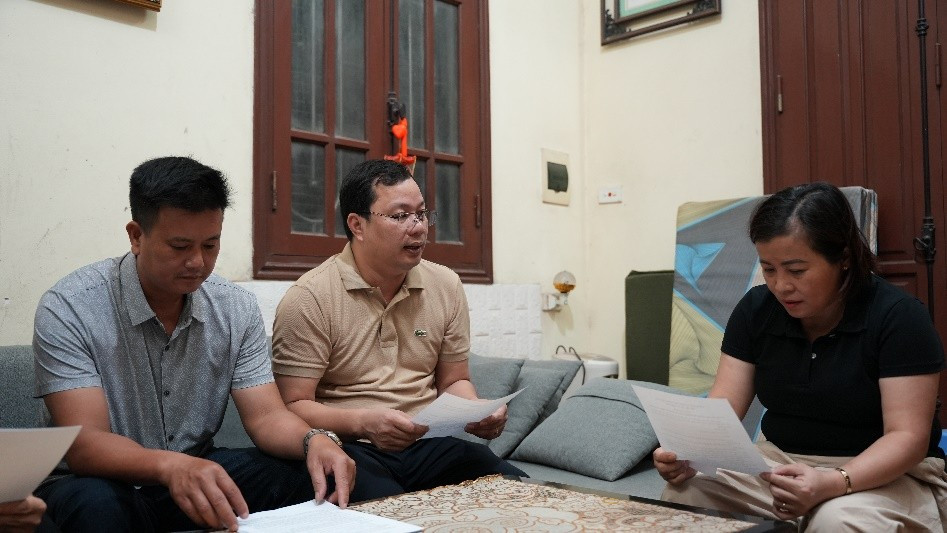 Phó Giám đốc Trung tâm Dịch vụ tổng hợp xã Dương Hòa Nguyễn Chí Thao phối hợp với ban lãnh đạo thôn tuyên truyền trên địa bàn thôn Cát Quế 4. Ảnh: CN