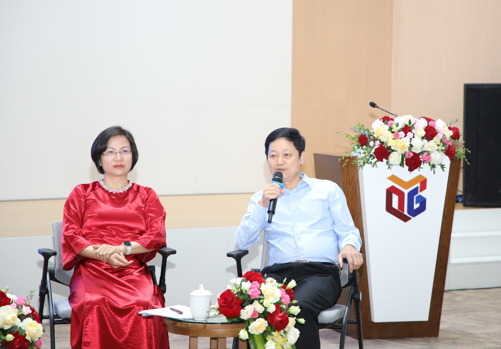 Nhà báo Trần Văn Đức, Phó Giám đốc Báo và Phát thanh, Truyền hình Bắc Ninh chia sẻ tại hội thảo. Ảnh: Đình Hiệp