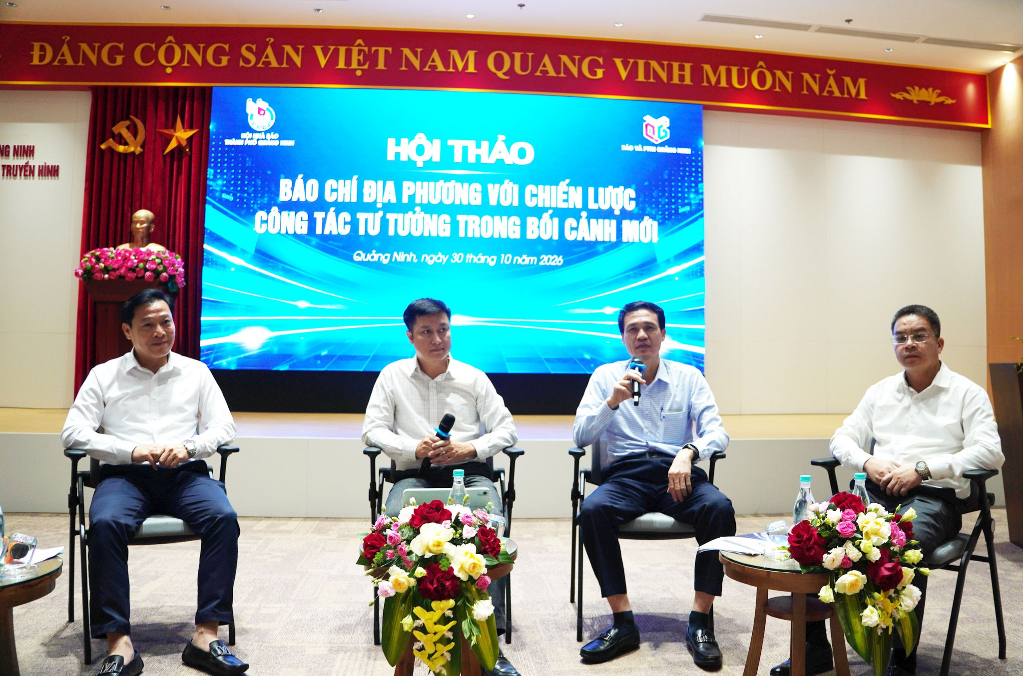 Nhà báo Lê Hồng Kỳ (thứ 2 từ phải sang), Phó Giám đốc Báo và Phát thanh, Truyền hình Ninh Bình chia sẻ tại hội thảo. Ảnh: Đình Hiệp