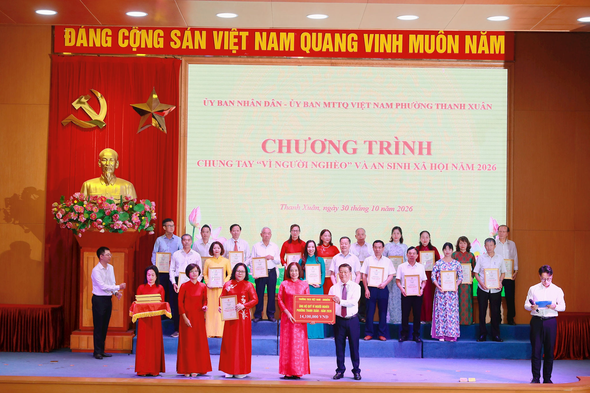 Đại diện các cơ quan, đơn vị, doanh nghiệp và nhà hảo tâm trao ủng hộ Quỹ “Vì người nghèo” phường Thanh Xuân năm 2026. Ảnh: Tùng Lâm
