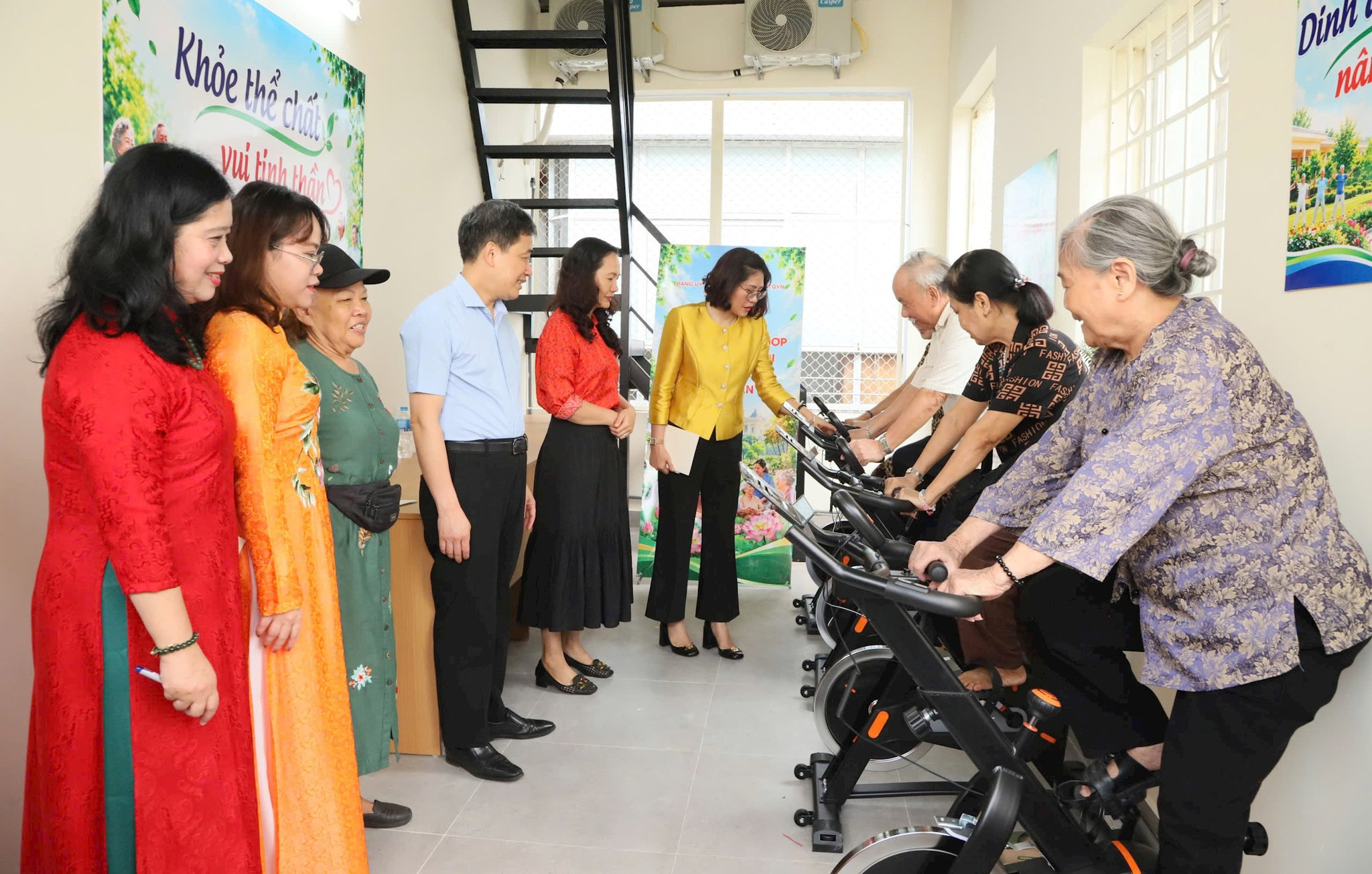 Các đại biểu thăm hỏi, động viên các bác cao tuổi trong ngày khai trương cơ sở. Ảnh: PV