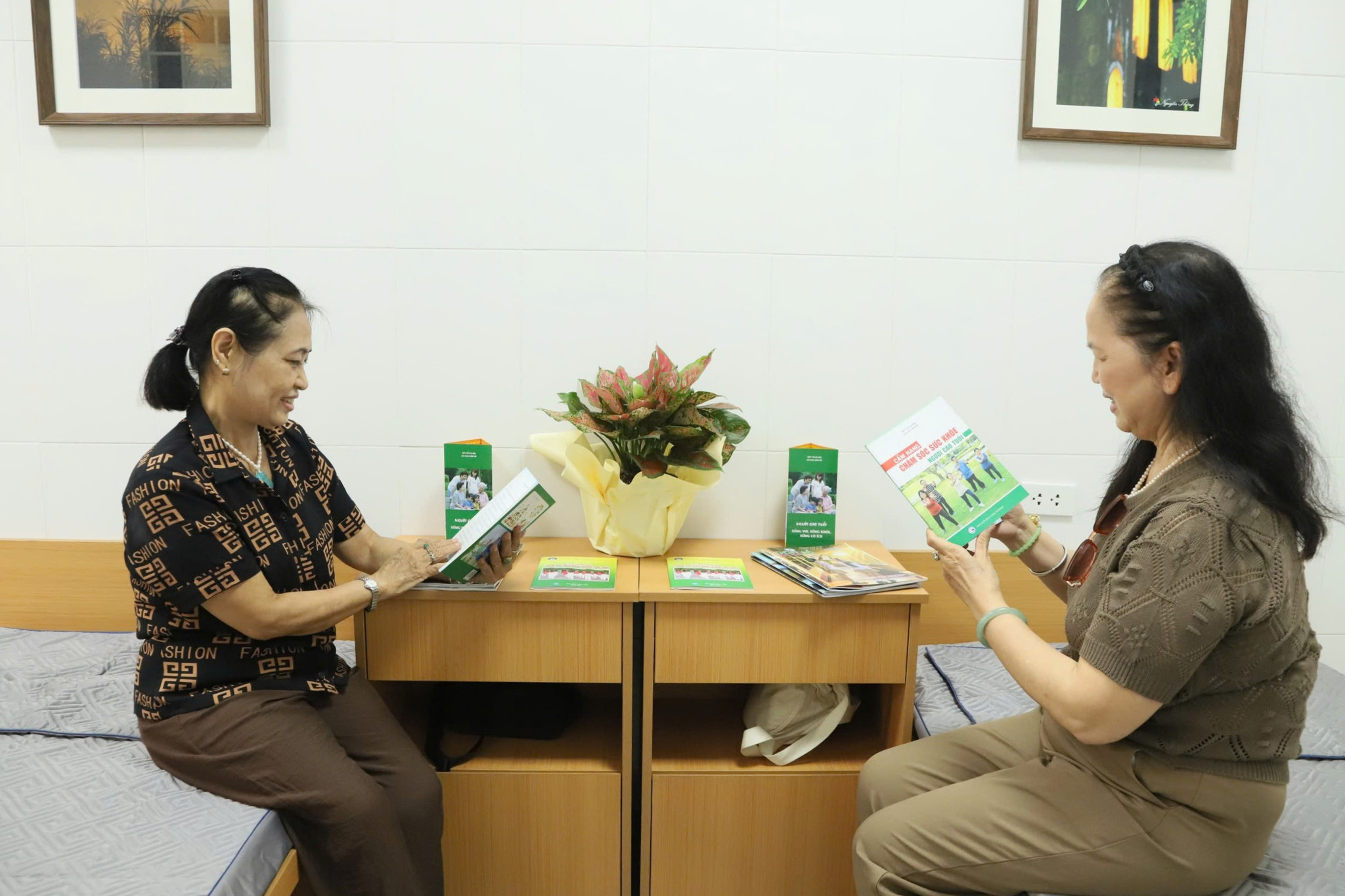 Người cao tuổi được tham gia nhiều hoạt động văn hóa, văn nghệ, đọc sách, giao lưu tại cơ sở. Ảnh: PV