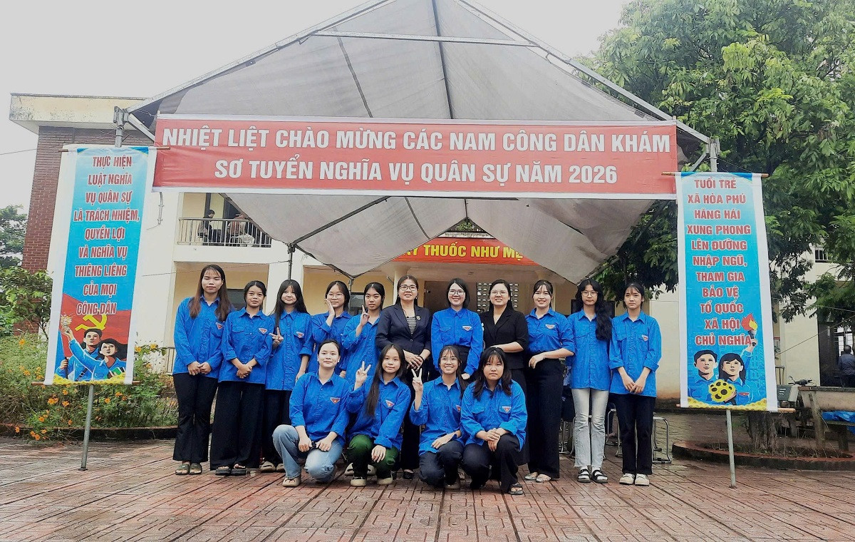 Lãnh đạo Đảng ủy xã Hòa Phú cùng các công dân tại lần khám sơ tuyển nghĩa vụ quân sự năm 2026. Ảnh: Lê Hân