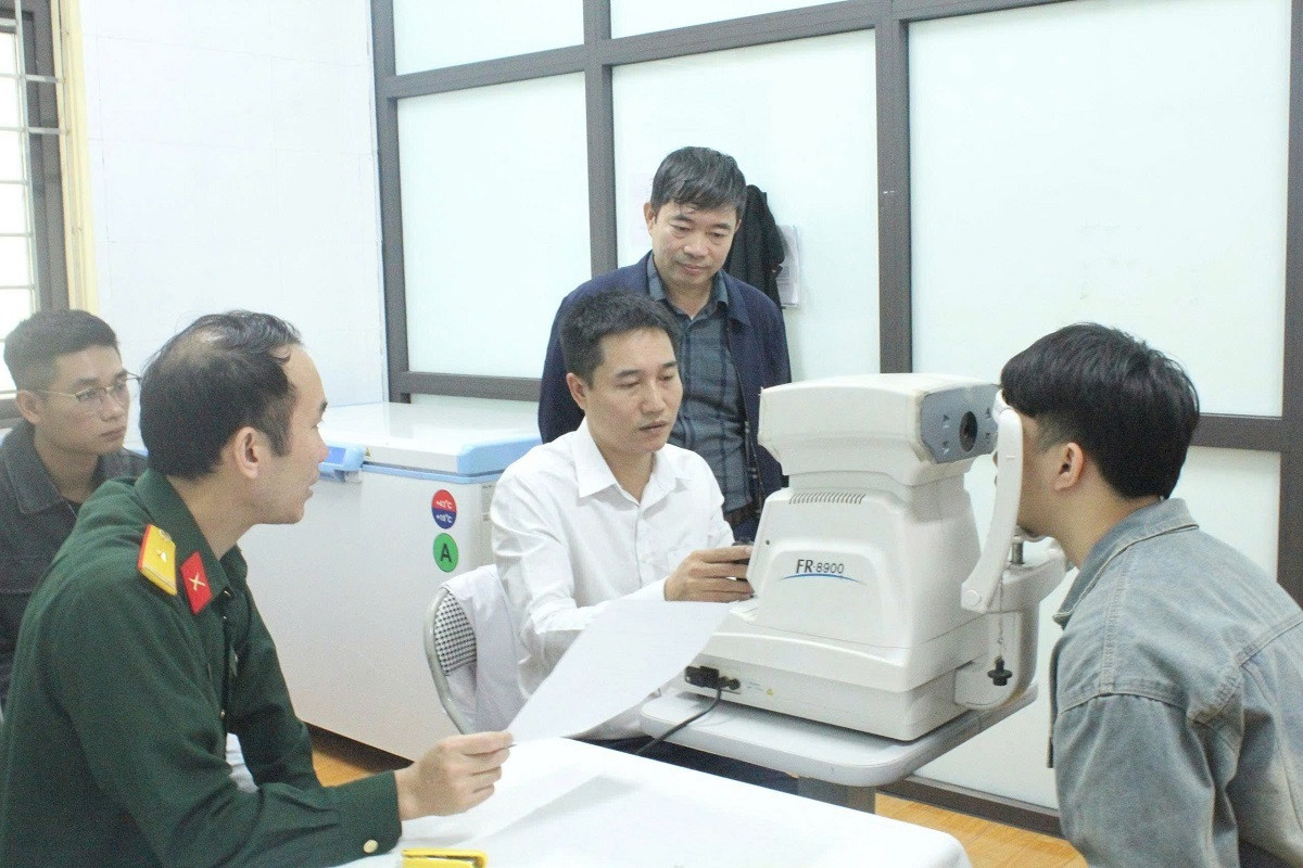 Chủ tịch UBND xã Hòa Phú Vũ Xuân Hùng (người đứng) kiểm tra công tác sơ tuyển nghĩa vụ quân sự năm 2026. Ảnh: Lê Hân