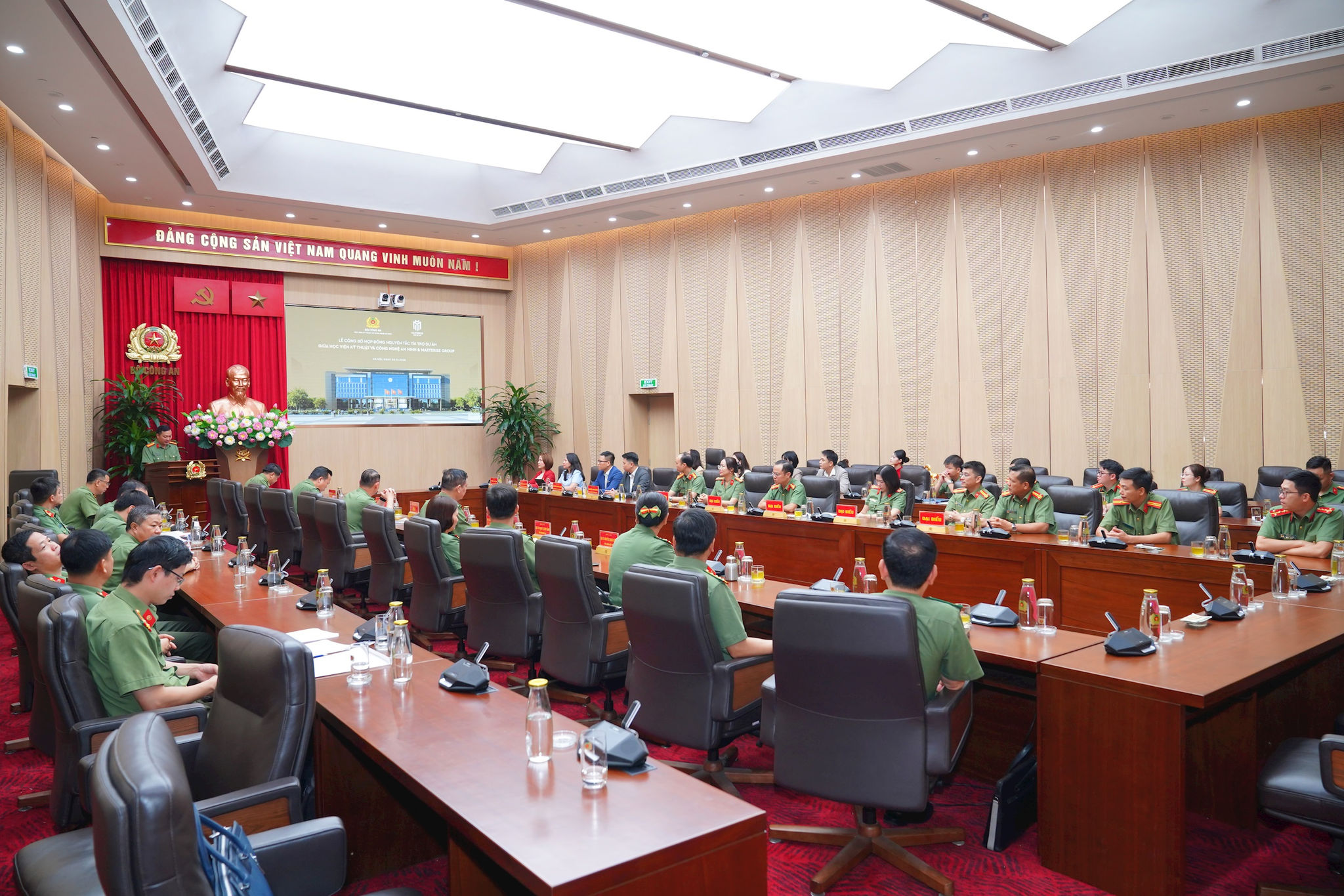 toan-canh-le-cong-bo-hop-dong-nguyen-tac-tai-tro-giua-hoc-vien-ky-thuat-va-cong-nghe-an-ninh-va-masterise-group.jpeg