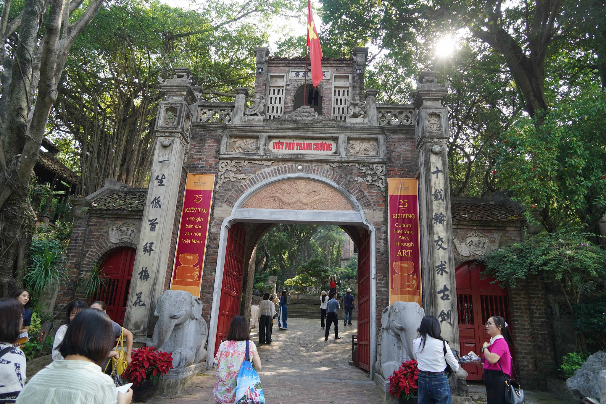 Cách trung tâm Hà Nội khoảng 40km, Việt Phủ Thành Chương nằm ở khu vực hồ Kèo Cả, trên địa bàn xã Nội Bài. Cổng vào mang dáng vẻ cổ kính, mở lối vào không gian văn hóa độc đáo do họa sĩ Thành Chương tạo dựng từ năm 2001 trên diện tích hơn 8.000m². Nơi đây, ông đã dành nhiều năm lựa chọn, sưu tầm và sắp đặt những ngôi nhà truyền thống, tác phẩm điêu khắc, cổ vật, cây cối và mặt nước để tạo nên một không gian văn hóa mang đậm dấu ấn cá nhân.
