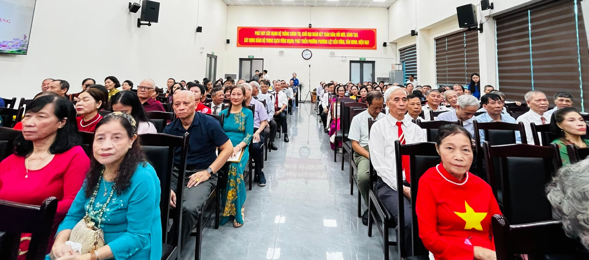 Trong đợt này, có 594 đảng viên thuộc Đảng bộ phường Phương Liệt được trao Huy hiệu 35 năm tuổi Đảng. Ảnh: ND