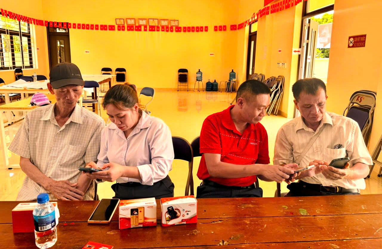 thanh-vien-to-chuyen-doi-so-xa-thuan-an-huong-dan-nguoi-dan-su-dung-ung-dung-ihanoi.-anh-van-thu.jpeg