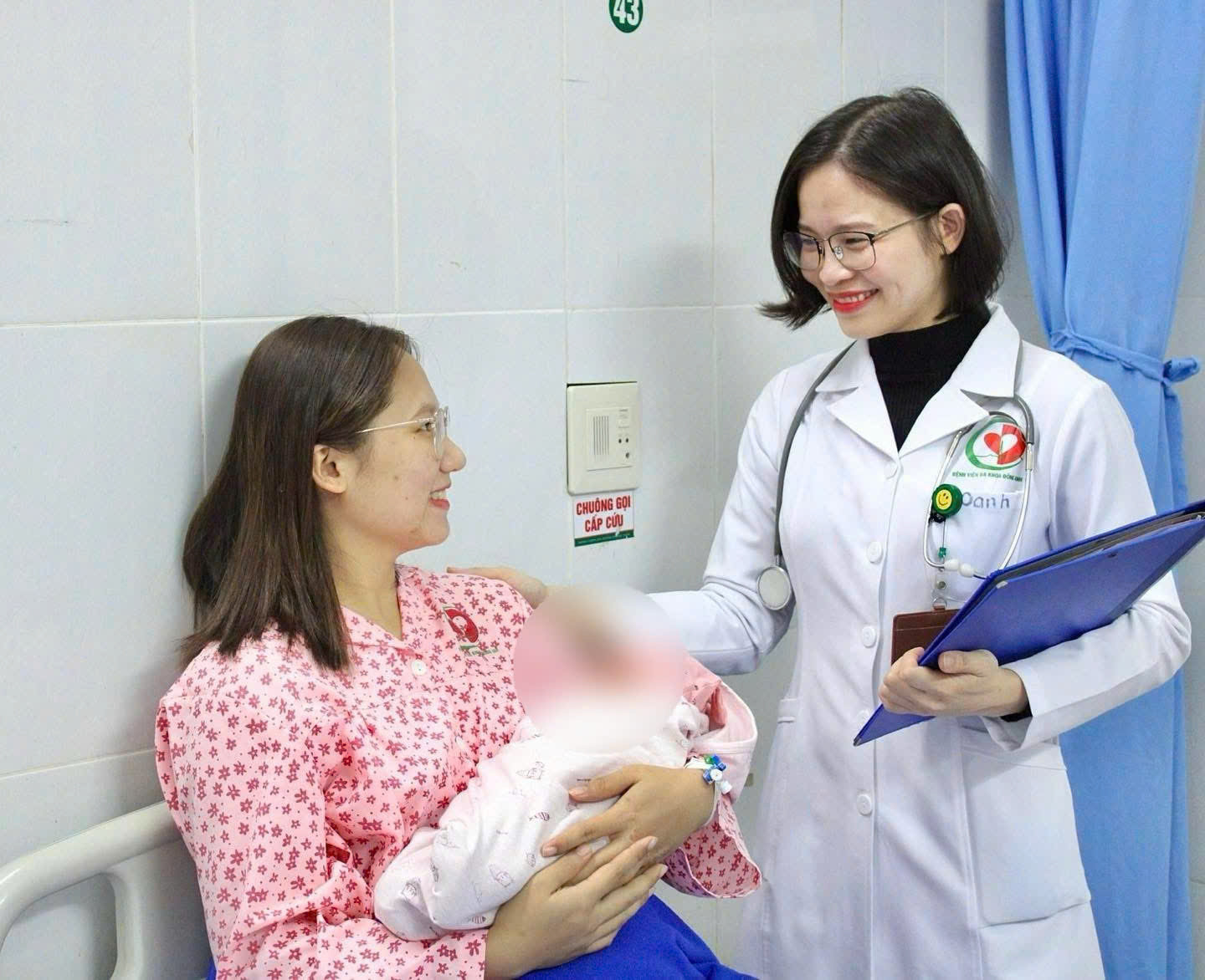 Khám và chăm sóc sức khoẻ sản phụ sau sinh. Ảnh: Bệnh viện Đa khoa Đông Anh.