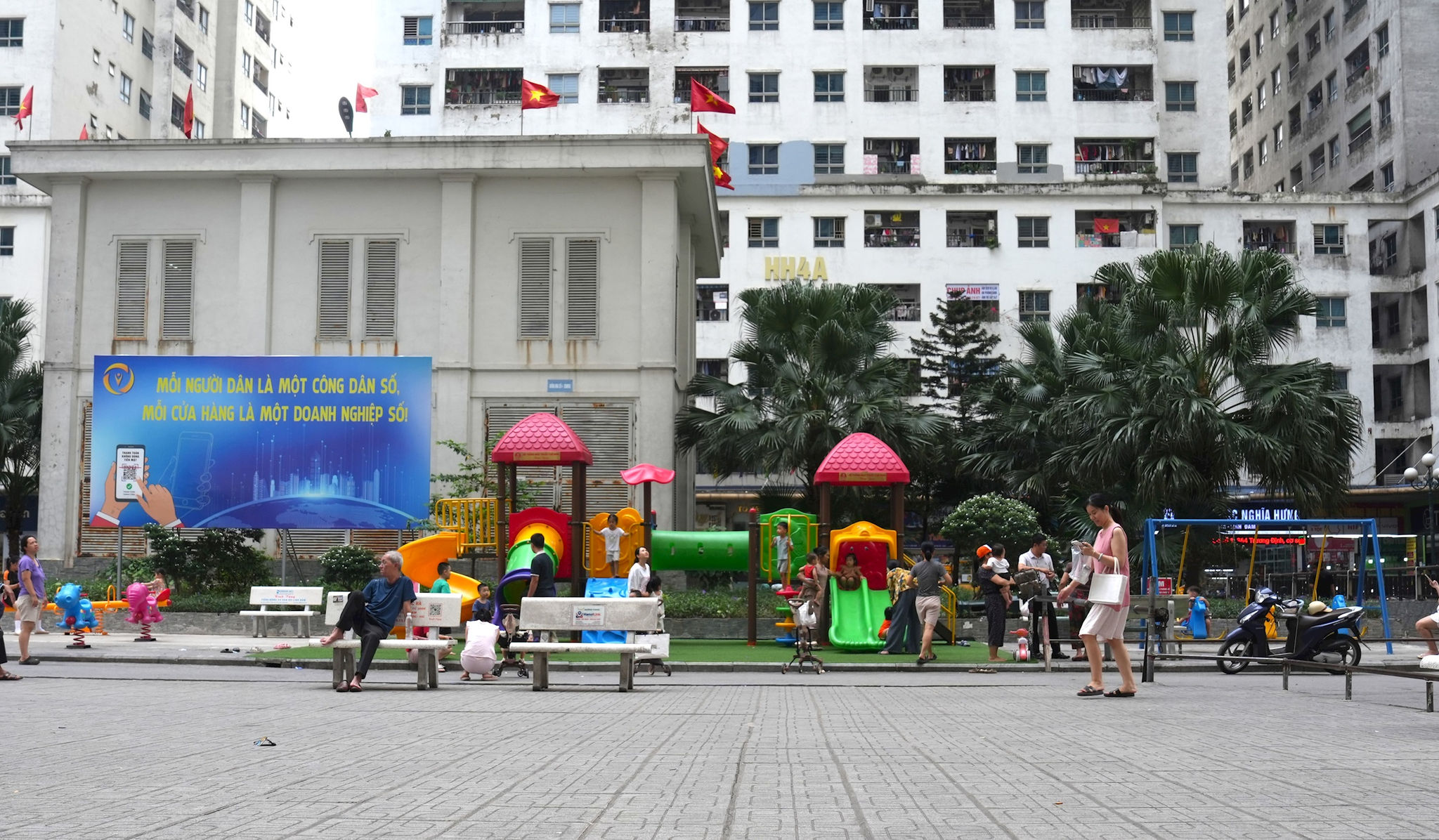 Sân chơi tại tổ hợp chung cư HH Linh Đàm, phường Hoàng Liệt. Ảnh: NT