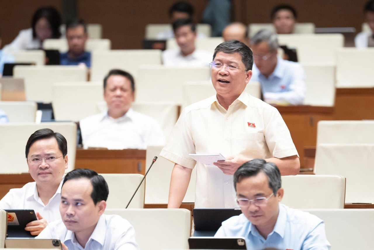 Đại biểu Tạ Văn Hạ (đoàn đại biểu Quốc hội thành phố Đà Nẵng) góp ý vào Luật Đất đai (sửa đổi). Ảnh: Cổng TTĐT Quốc hội