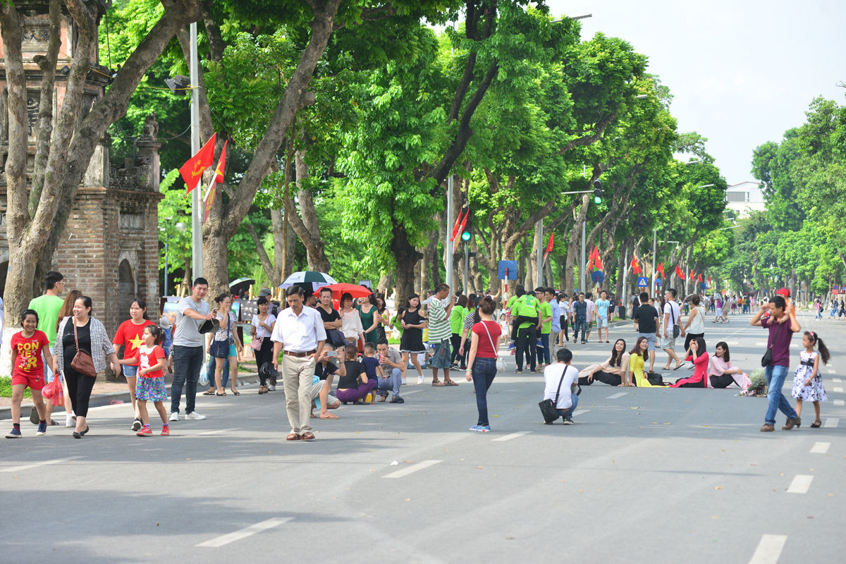 Không gian đi bộ quanh hồ Hoàn Kiếm là điểm đến quen thuộc, thu hút đông đảo người dân và du khách tham gia các hoạt động vui chơi, sinh hoạt cộng đồng. Ảnh: Khánh Huy