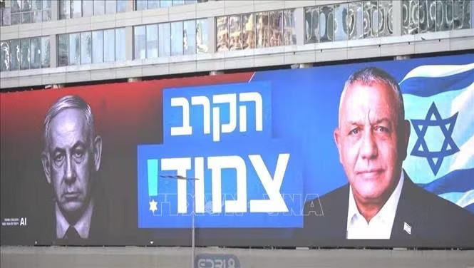 Biển quảng cáo tranh cử giữa Thủ tướng đương nhiệm Benjamin Netanyahu, lãnh đạo đảng Likud và cựu Tổng tham mưu trưởng quân đội Gadi Eisenkot của đảng Yashar.