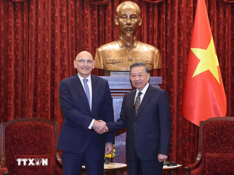 Tổng Bí thư, Chủ tịch nước Tô Lâm tiếp Đặc phái viên Tổng thống Azerbaijan Elchin Amirbayov. (Ảnh: Thống Nhất/TTXVN)