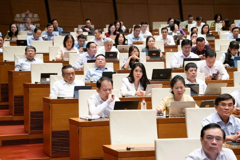 Các đại biểu Quốc hội thảo luận ở hội trường sáng 31-10. Ảnh: Quochoi.vn