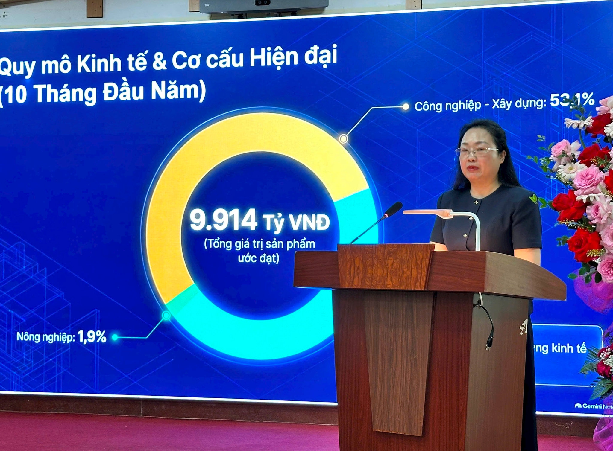 Trưởng phòng Kinh tế xã Đại Thanh Phạm Thị Thu Hằng trình bày báo cáo tại hội nghị. Ảnh: Mai Duyên