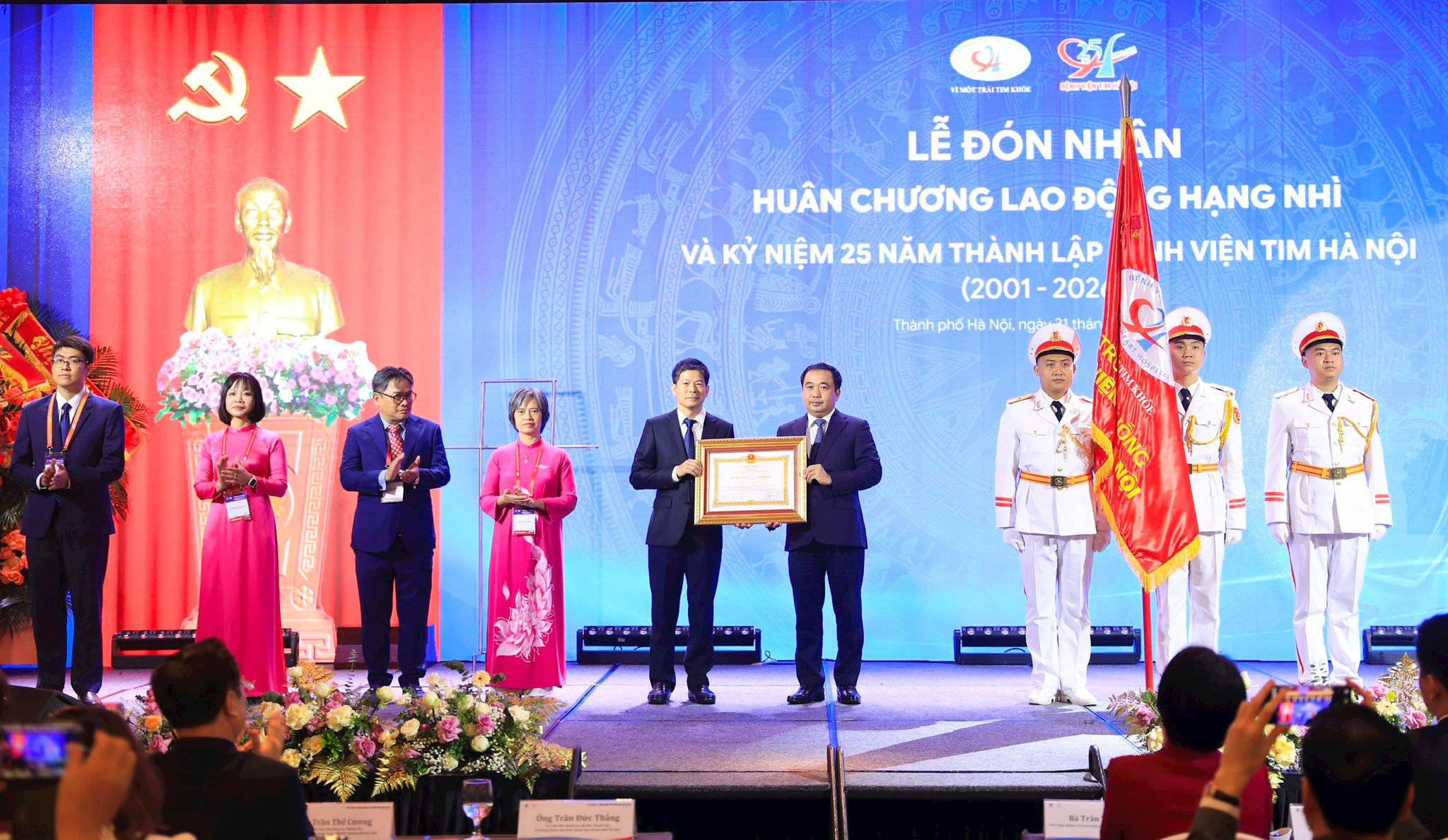 Thừa ủy quyền của Chủ tịch nước, Bí thư Thành ủy Hà Nội Trần Đức Thắng trao Huân chương Lao động hạng Nhì tặng Bệnh viện Tim Hà Nội. Ảnh: Thành Thái