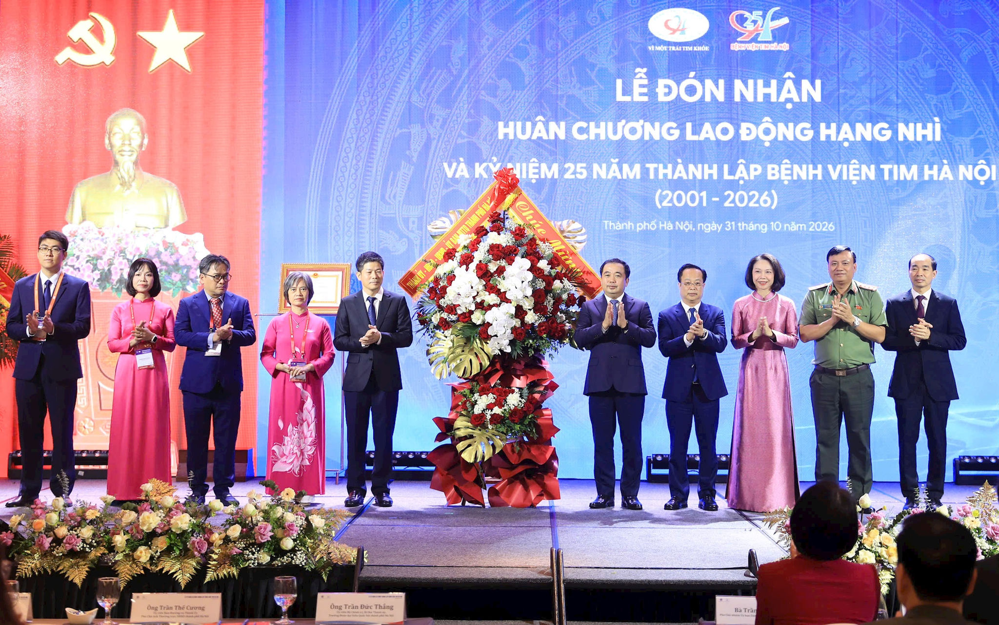 Các đồng chí lãnh đạo thành phố Hà Nội tặng hoa chúc mừng Bệnh viện Tim Hà Nội. Ảnh: Thành Thái
