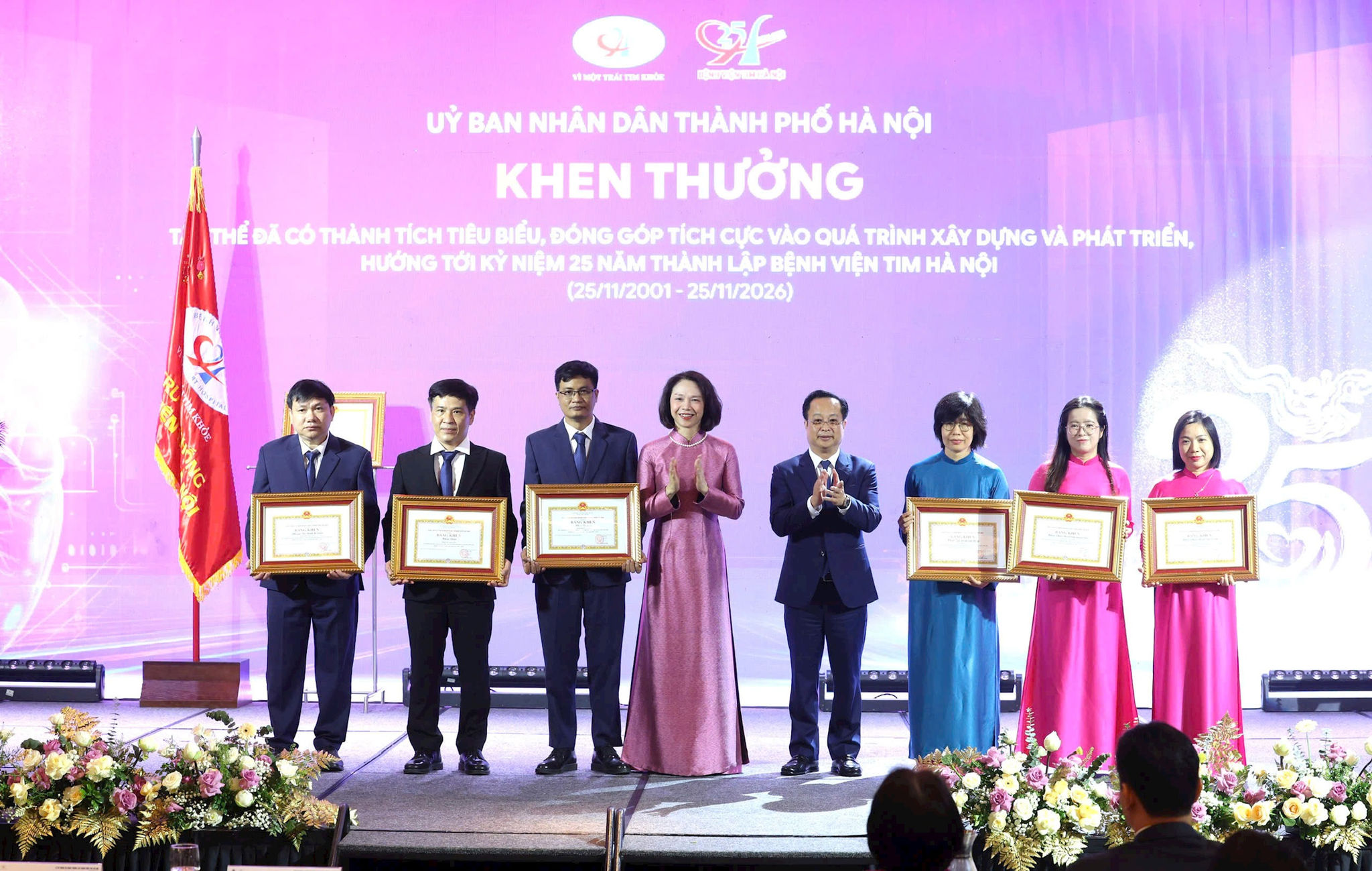 Lãnh đạo thành phố Hà Nội trao khen thưởng của Chủ tịch UBND thành phố tặng các tập thể, cá nhân thuộc Bệnh viện Tim Hà Nội. Ảnh: Thành Thái