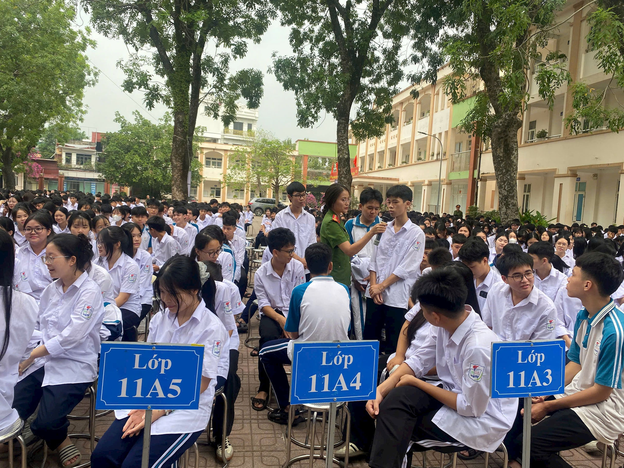 Học sinh và cán bộ Công an xã Hát Môn giao lưu, hỏi- đáp, phân tích các tình huống thường gặp; kỹ năng điều khiển phương tiện an toàn và nhận diện những hành vi tiềm ẩn nguy cơ gây tai nạn khi tham gia giao thông. Ảnh: HM