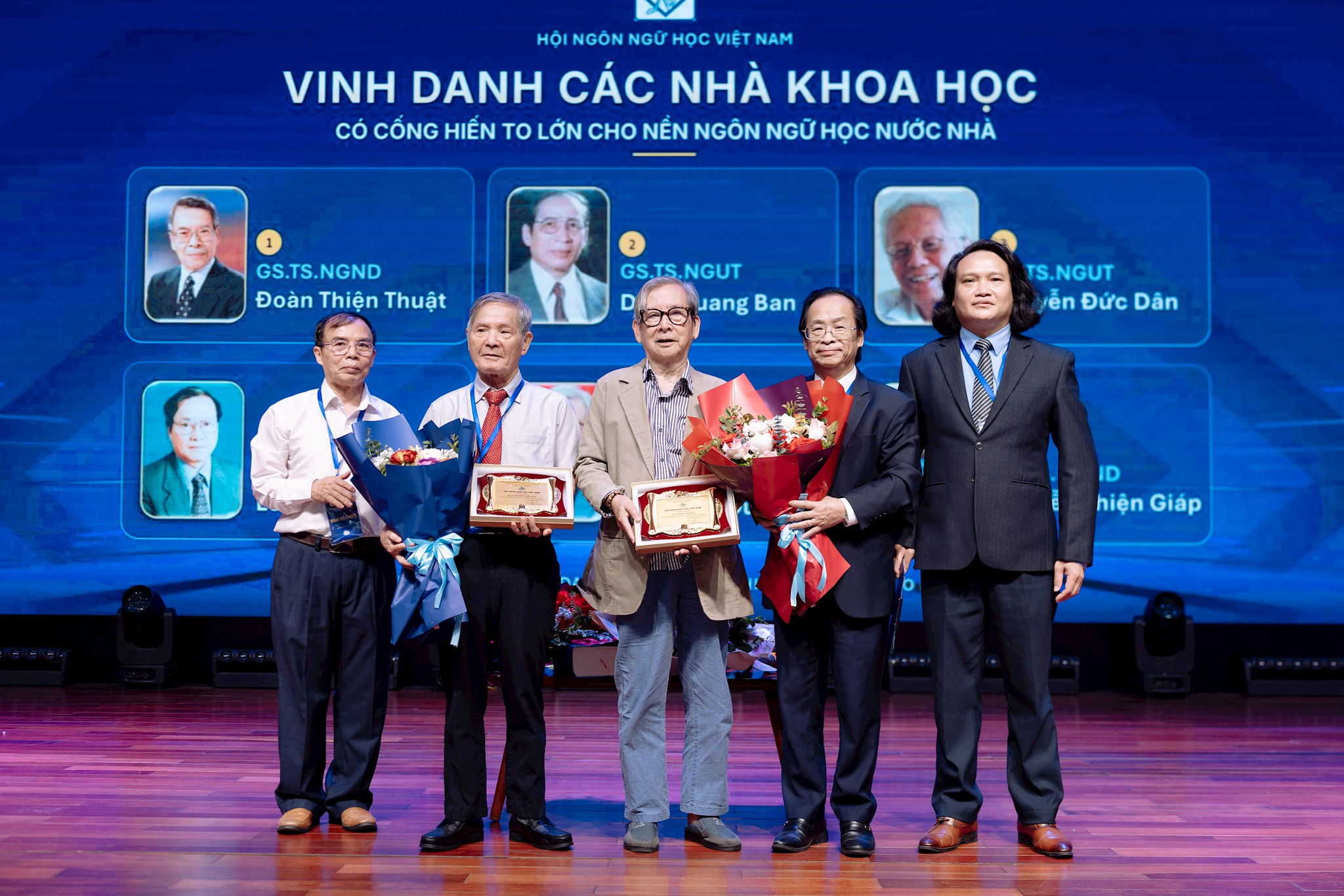 3110-hoi-thao-ngon-ngu4.jpg
