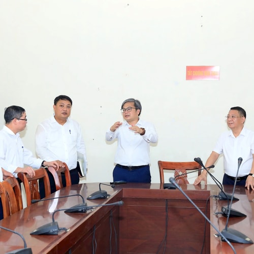 Phó Chủ tịch UBND thành phố Trương Việt Dũng kiểm tra cơ sở vật chất 4 xã mới tại huyện Mê Linh