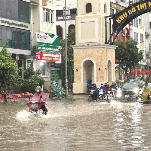 [Podcast] Mưa lớn, các trường học Hà Nội chuyển sang dạy học trực tuyến