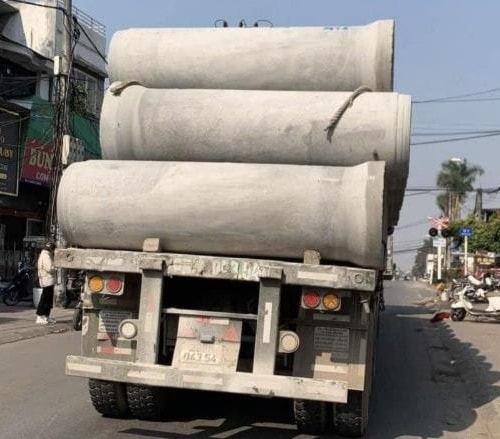[Podcast] Xe đầu kéo chở ống cống “lỏng dây”, tài xế bị phạt 10 triệu đồng