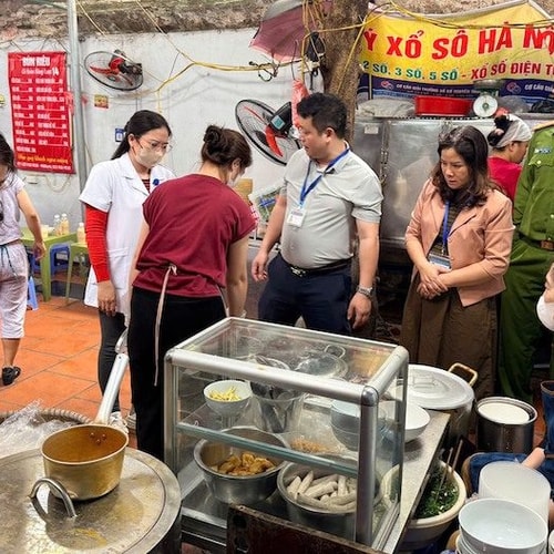 [Podcast] Tin tức ngày 5-3: Yêu cầu dừng hoạt động cơ sở bún riêu 14 Hàng Lược do vi phạm an toàn thực phẩm