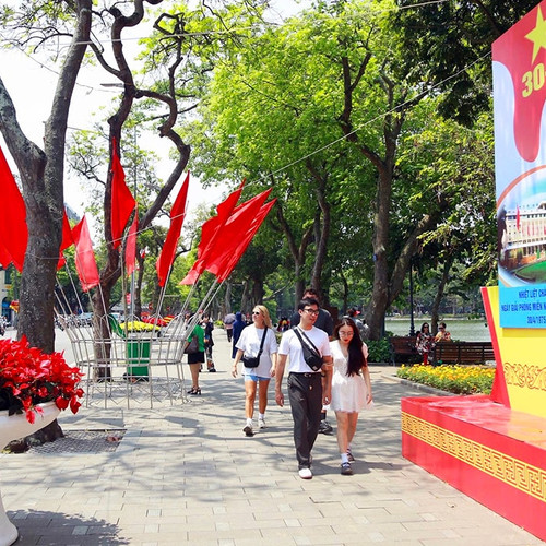 [Podcast] Tin tức ngày 1-5: Hà Nội hút khách, du lịch dịp lễ sôi động