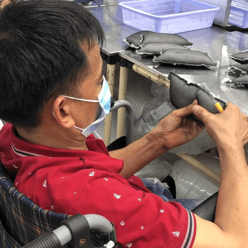 Người lao động khuyết tật làm việc từ xa có bị trả lương thấp?